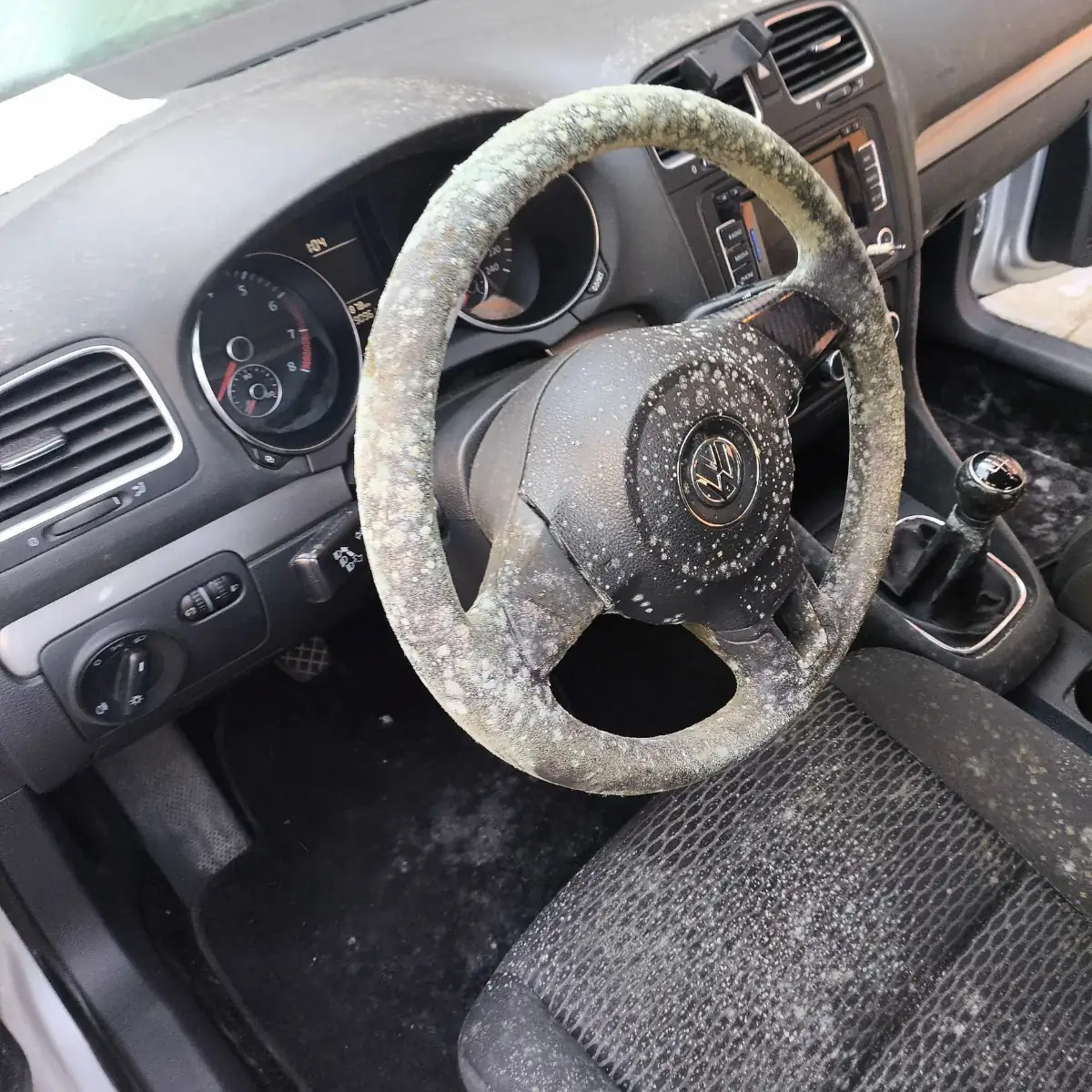 Intérieur voiture sale avant detailing